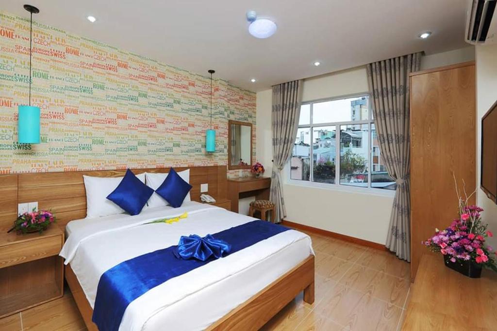- une chambre avec un lit doté d'un oriel bleu dans l'établissement Ailen Hotel, à Hô-Chi-Minh-Ville