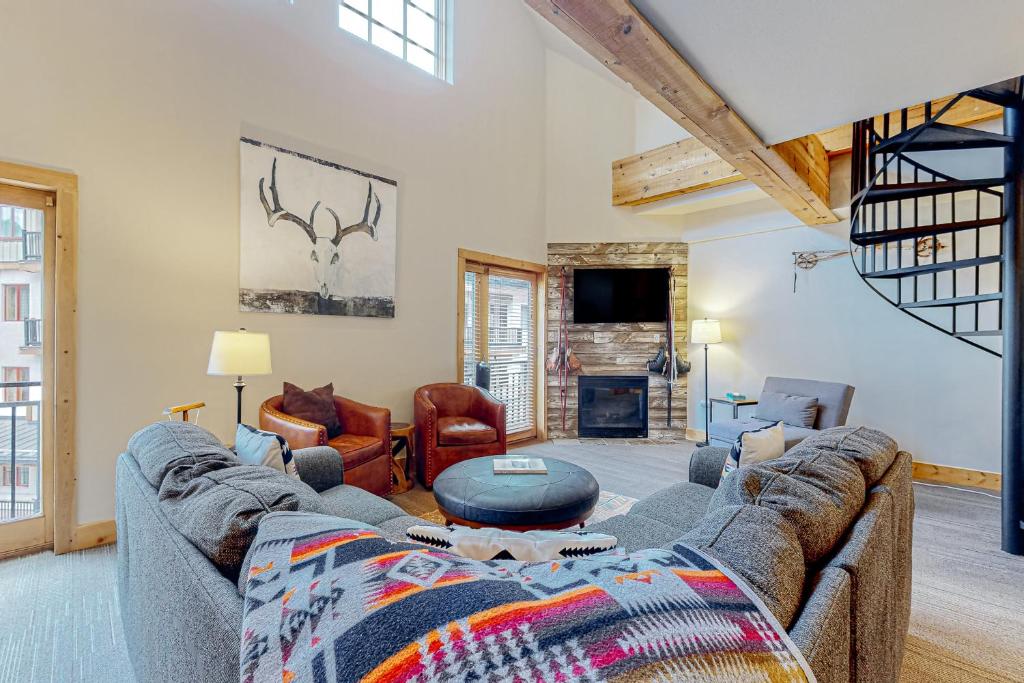 uma sala de estar com um sofá e uma lareira em Majestic Alpine Retreat em Taos Ski Valley