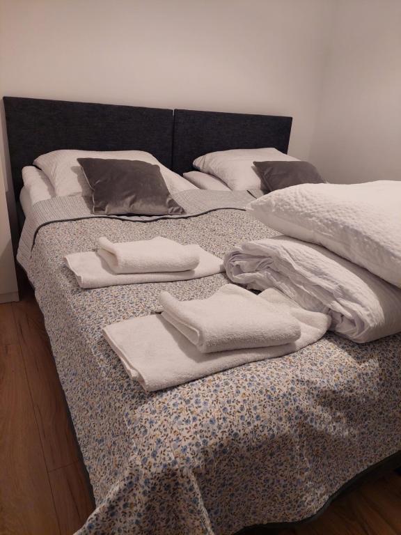 2 camas con almohadas y toallas encima de ellas en LoveKrakow, en Cracovia