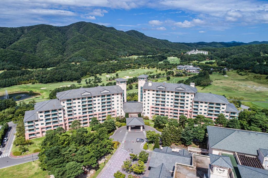 uma vista aérea de um edifício com montanhas ao fundo em Oak Valley Resort em Wonju