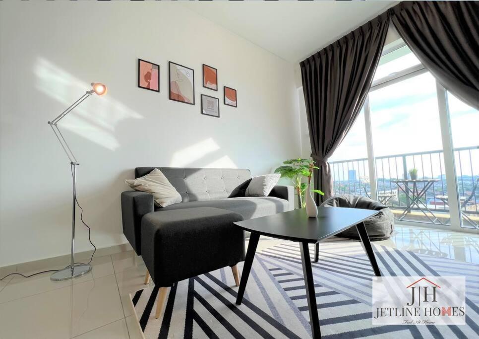 Posezení v ubytování Melaka {Nova8 Suite} City-View/ 4Pax/ WIFI/tv-box