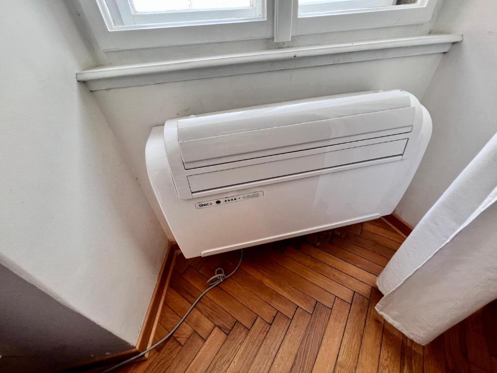 a air conditioner in the corner of a room at Residence Montanelli in Trieste