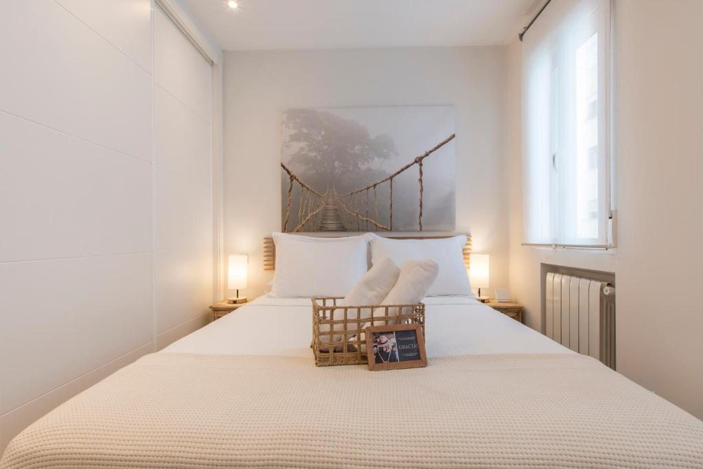 - une chambre avec un lit et un panier dans l'établissement Fee4Me Vallés 6, à Madrid