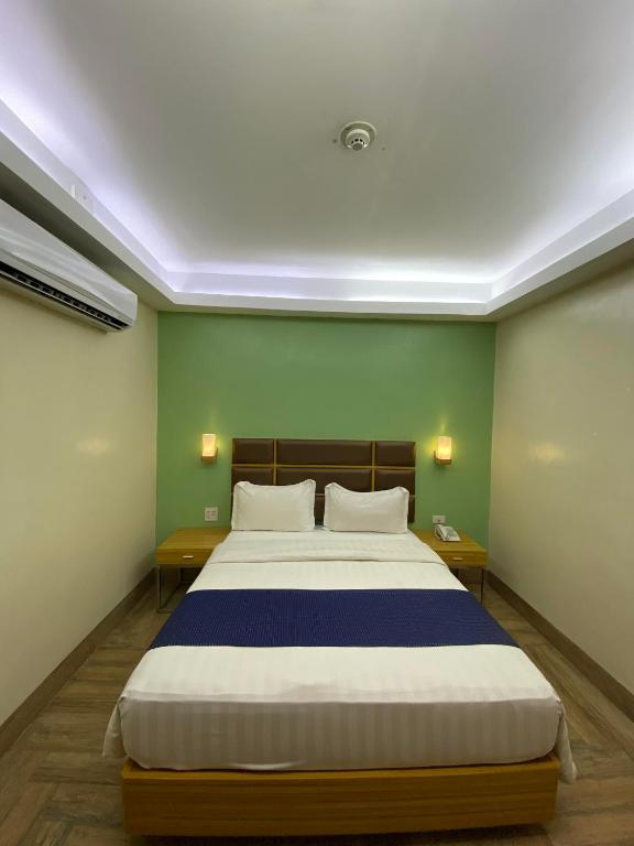 Postel nebo postele na pokoji v ubytování Sun Star Grand Hotel