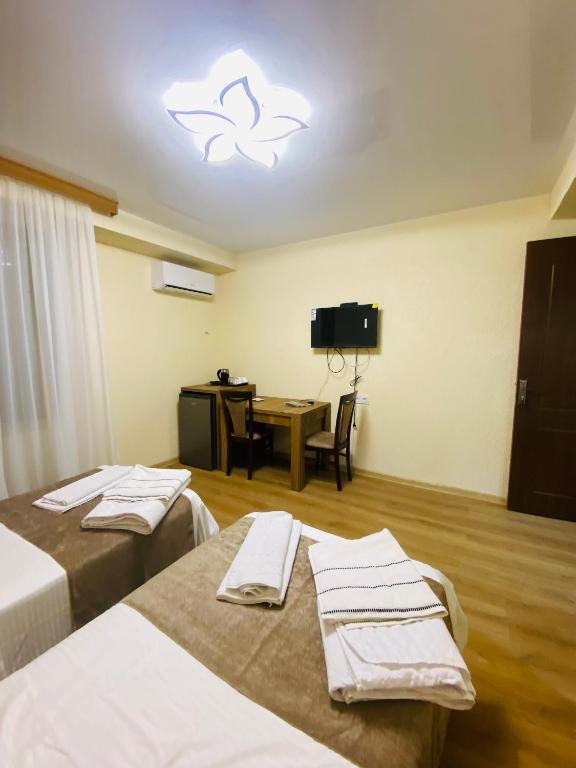 Postel nebo postele na pokoji v ubytování HOTEL SUNRISE