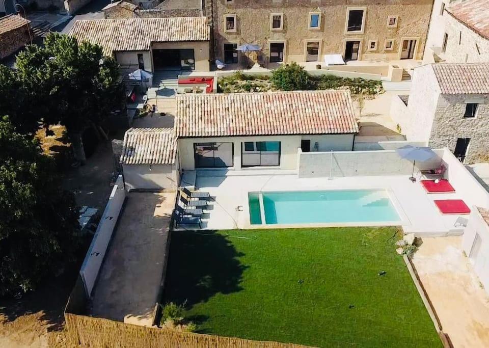 una vista aérea de una casa con piscina en Gîte de charme Uzès de 10 à 24 personnes, en La Bastide-dʼEngras