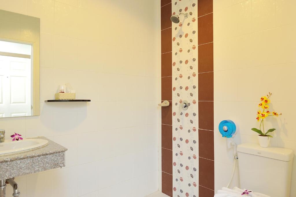 Koupelna v ubytování Pimrada Hotel