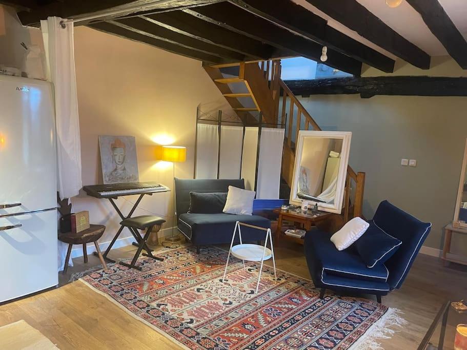 Saint-Mars-sur-Colmont的住宿－Maison entière, en pleine campagne，客厅配有蓝色家具和钢琴