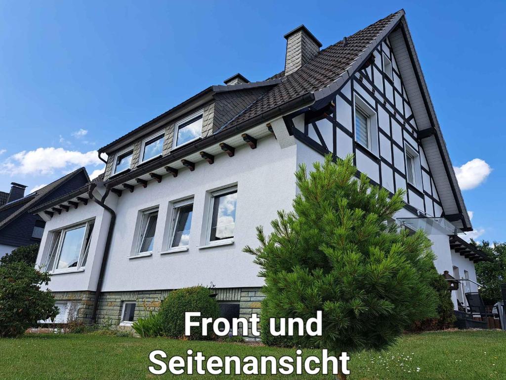 ein Haus mit den Worten Front Unit seitzhamitz drauf in der Unterkunft Ferienwohnung Blumenau in Schmallenberg
