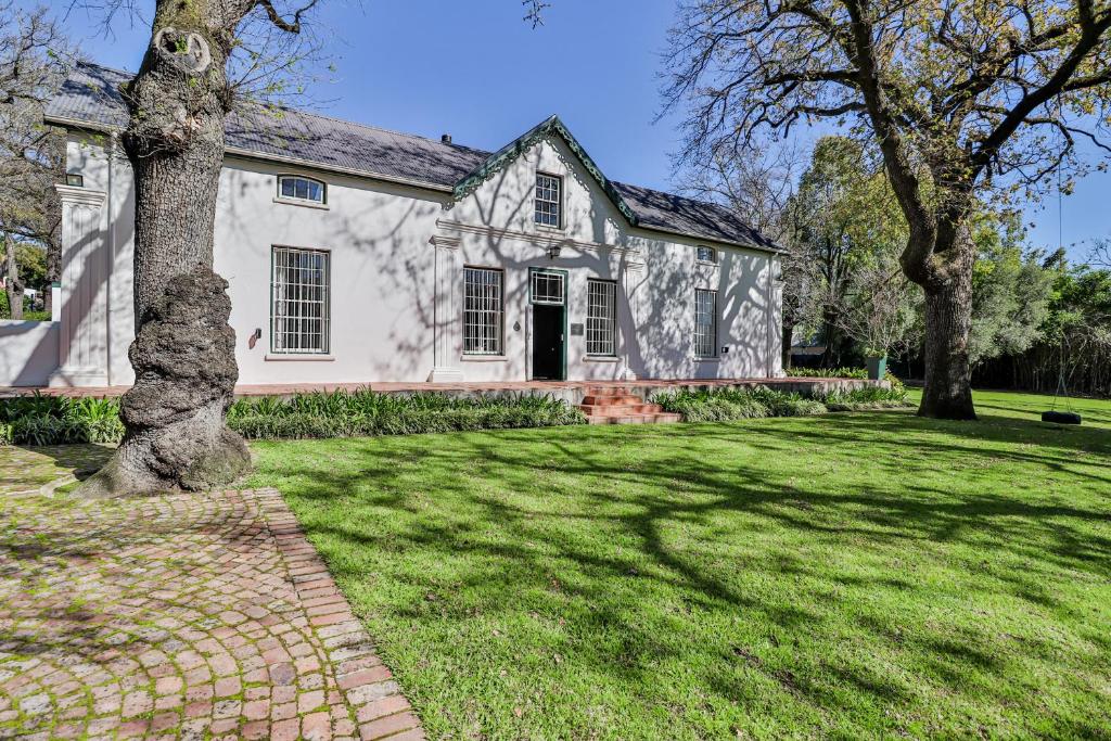 una casa blanca con un árbol en el patio en Twistniet BnB, en Wellington