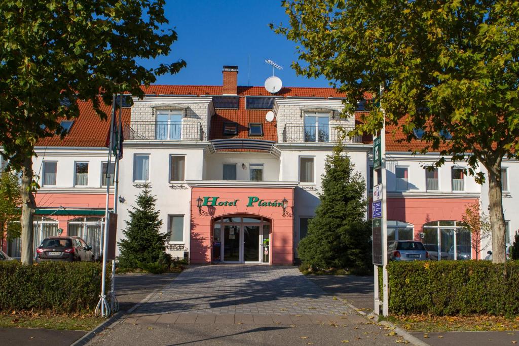 un gran edificio blanco con un letrero que lee parque cardiaco en Platan Hotel, en Debrecen