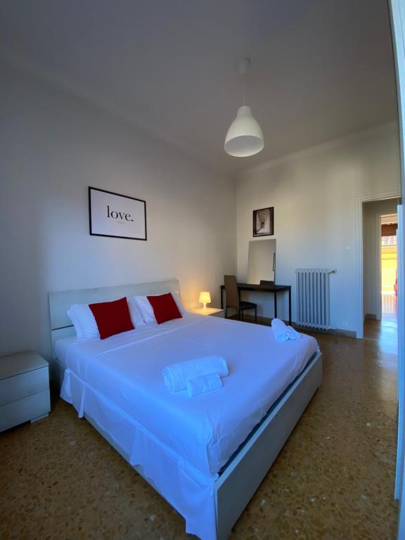 Un pat sau paturi într-o cameră la Comodo e Confortevole nel Cuore Pulsante di Pisa