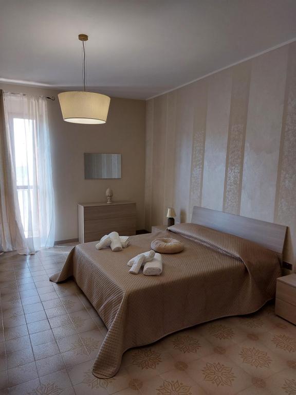 ein Schlafzimmer mit einem großen Bett mit Handtüchern darauf in der Unterkunft La Reggia del Corso in Vieste