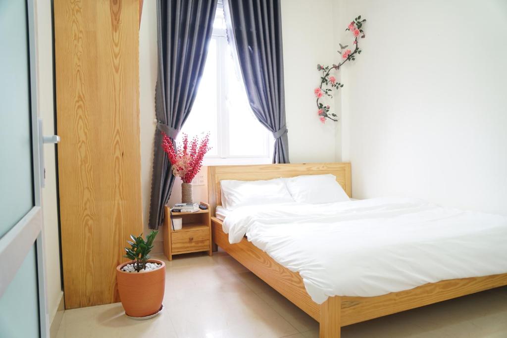 Giường trong phòng chung tại Môn Bạc Home