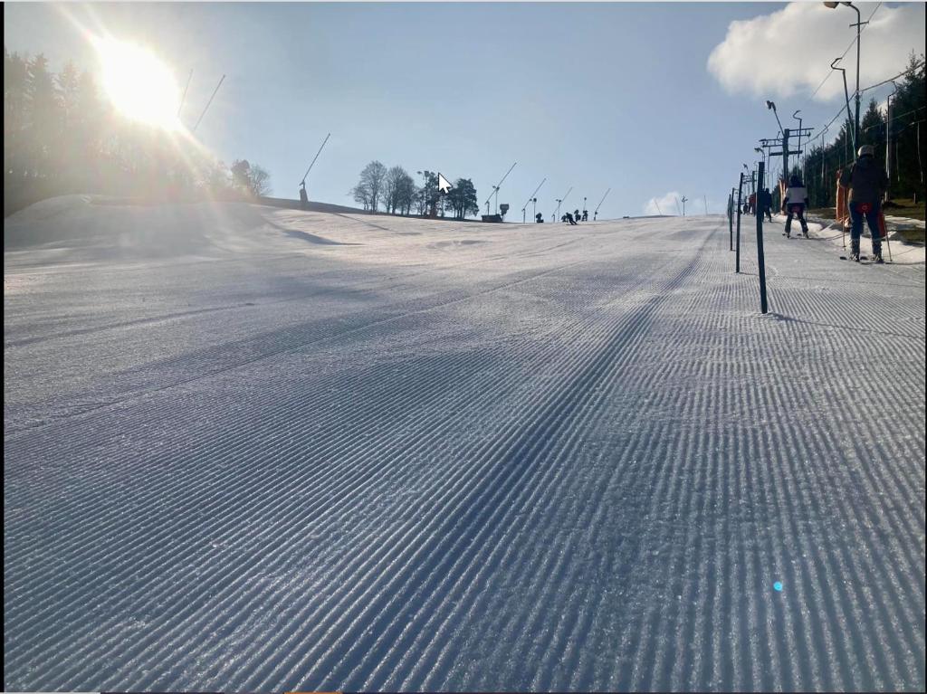 uma estrada vazia com o sol brilhando nela em Rekreační Domek Litenčice na Jižní Moravě em LitenÄice