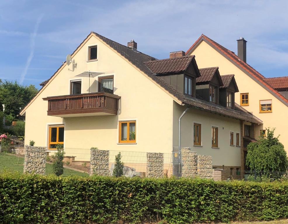 Casa blanca grande con balcón en Ferienwohnung Bamberg Land en Viereth-Trunstadt