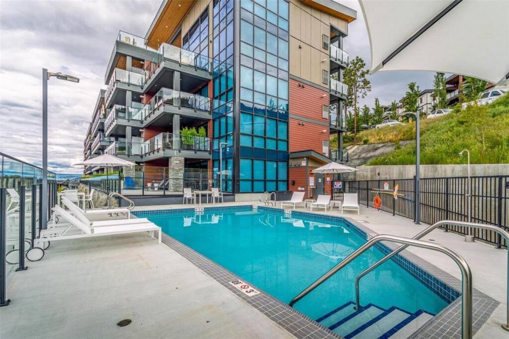 una piscina frente a un edificio en Lake View Beach, Marina, Pool, HT en Kelowna