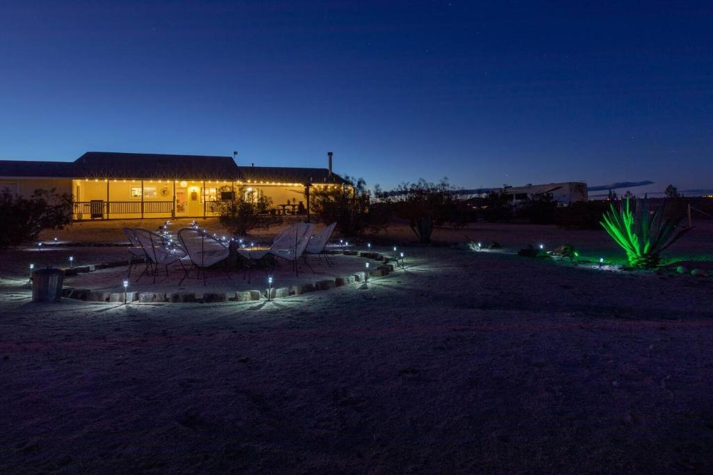 Fotografie z fotogalerie ubytování The Ranger Station - Fun Filled Outdoor Oasis! v destinaci Joshua Tree