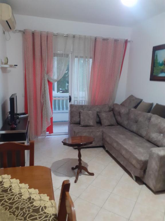 sala de estar con sofá y mesa en Beach apartment durres, en Durrës