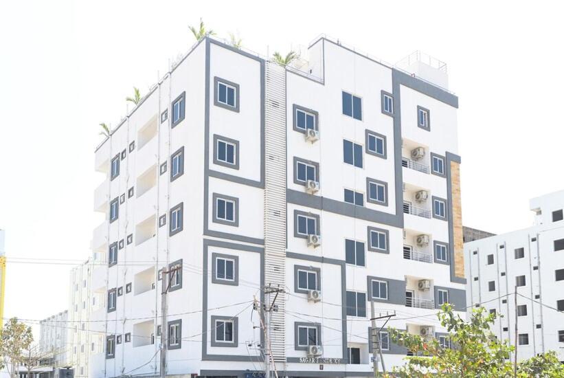 un gran edificio de apartamentos blanco con ventanas en VOILA AT NEST, en Hyderabad