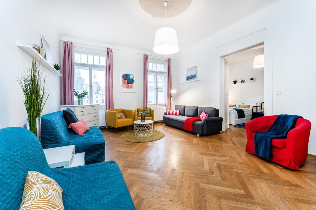 uma sala de estar com dois sofás e cadeiras azuis em GRAND DELUXE ViP APARTMENT em Praga