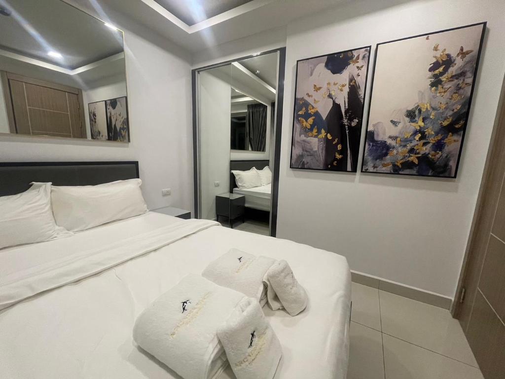 Postel nebo postele na pokoji v ubytování Arcadia Continental Pattaya