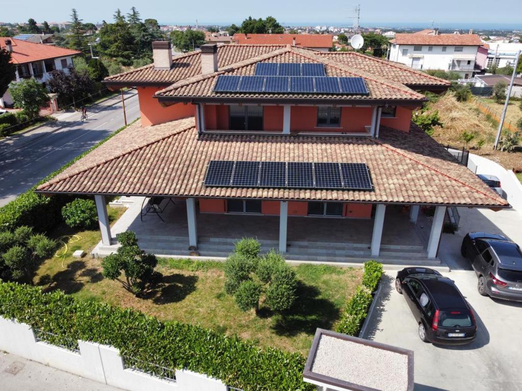 ein Haus mit Sonnenkollektoren auf dem Dach in der Unterkunft Casa Crognale in Lanciano