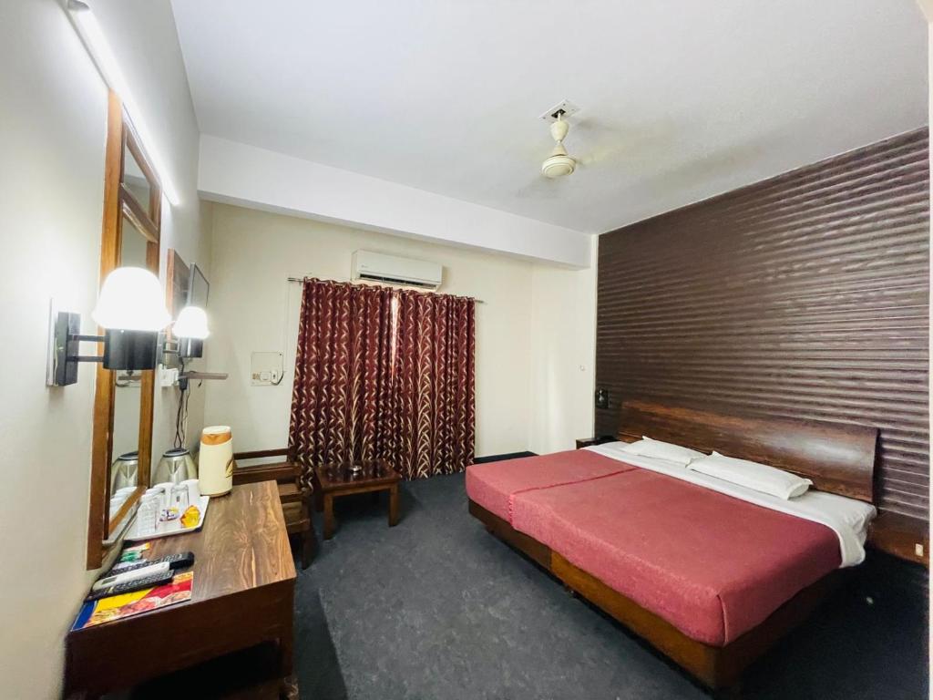 Postel nebo postele na pokoji v ubytování Gautam Hotel