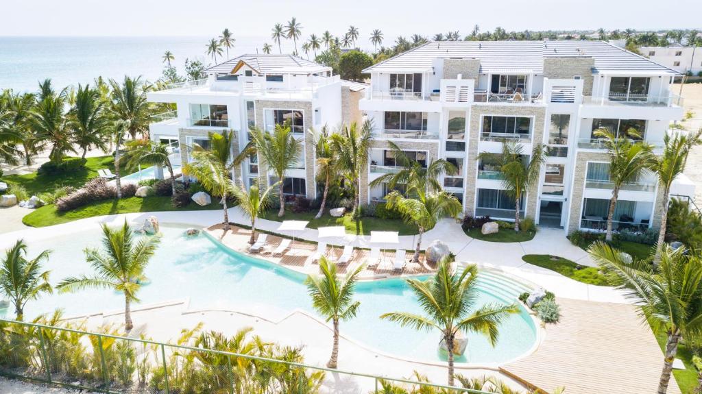 een luchtzicht op een huis met een zwembad en palmbomen bij Aqua Esmeralda Luxury Beach Front Apartment in La Laguna
