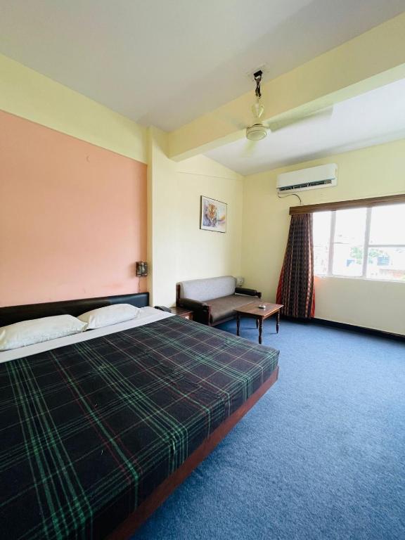 Postel nebo postele na pokoji v ubytování Gautam Hotel