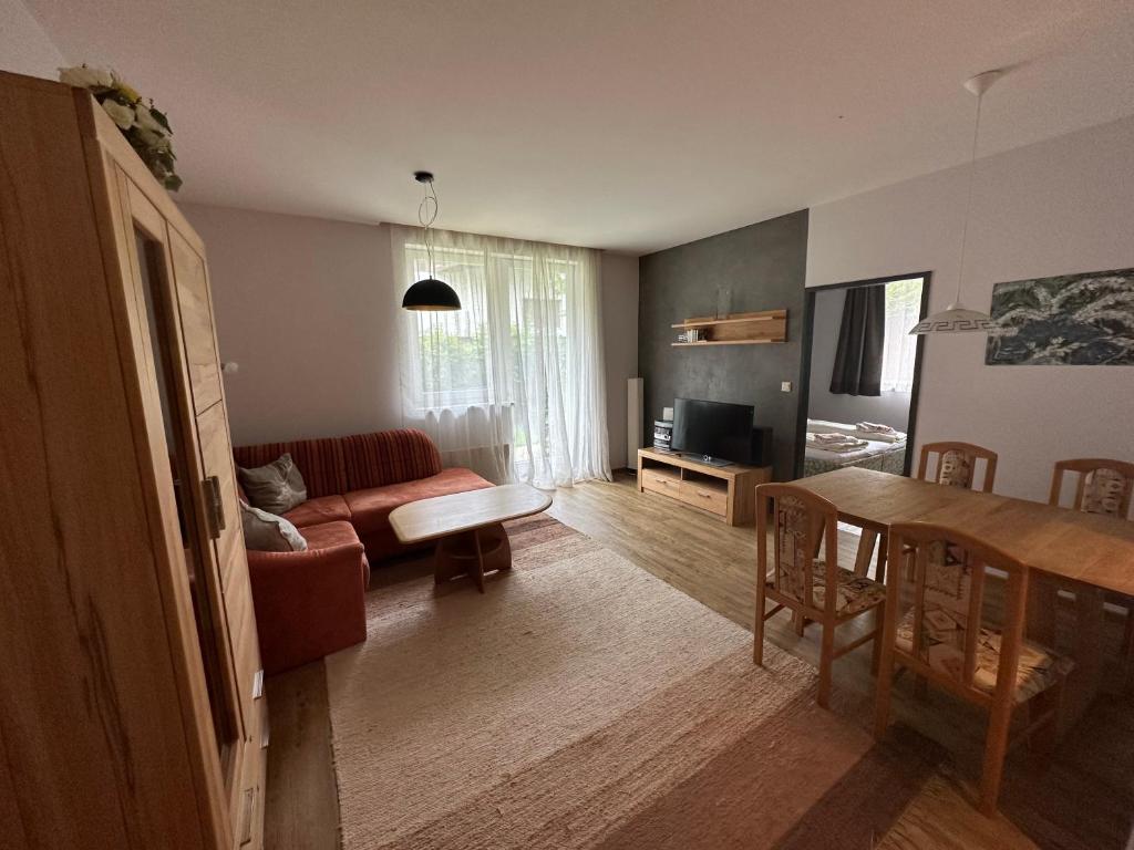 uma sala de estar com um sofá e uma mesa em Top 1 Gartenwohnung em Kitzbühel