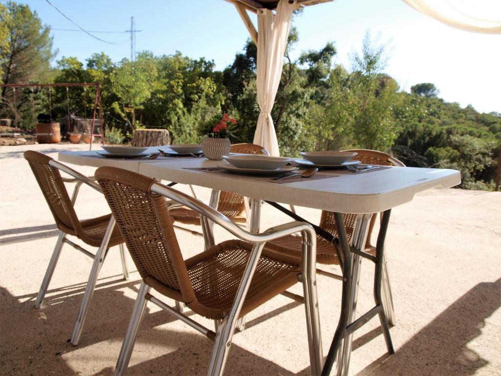 Biały stół z krzesłami i płytami w obiekcie CASA RURAL TRIGUEROS w Kordobie