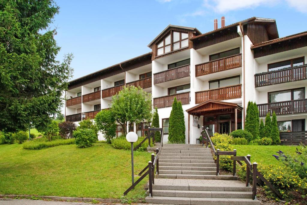 un gran edificio con escaleras delante en Ferienpark Oberallgäu Haus 1, en Missen-Wilhams