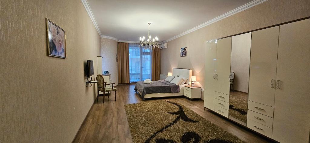 una camera con letto, tavolo e sedia di ISR apart a Baku
