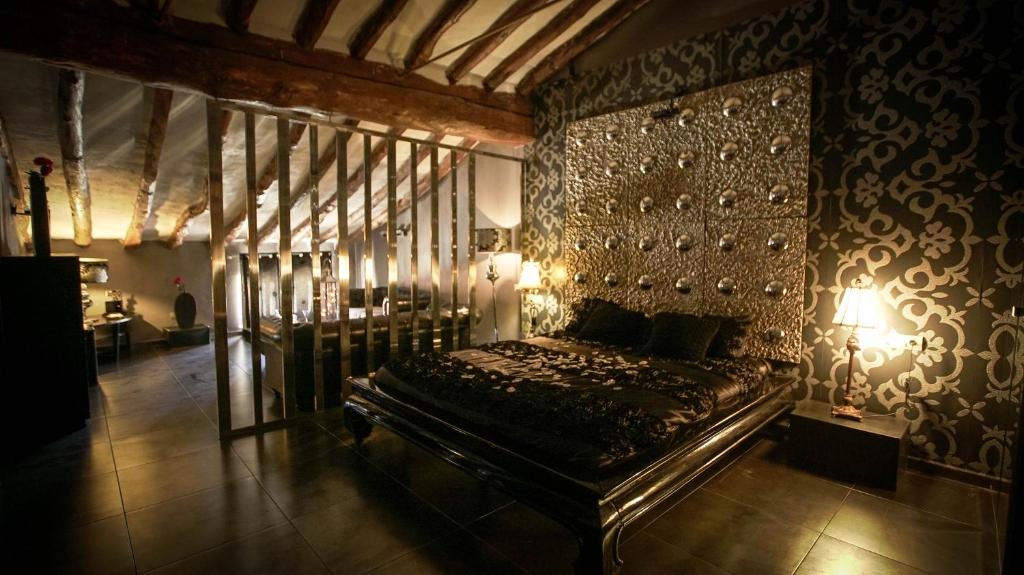 um quarto com uma cama e duas lâmpadas na parede em El Secreto del Júcar em Casas de Ves
