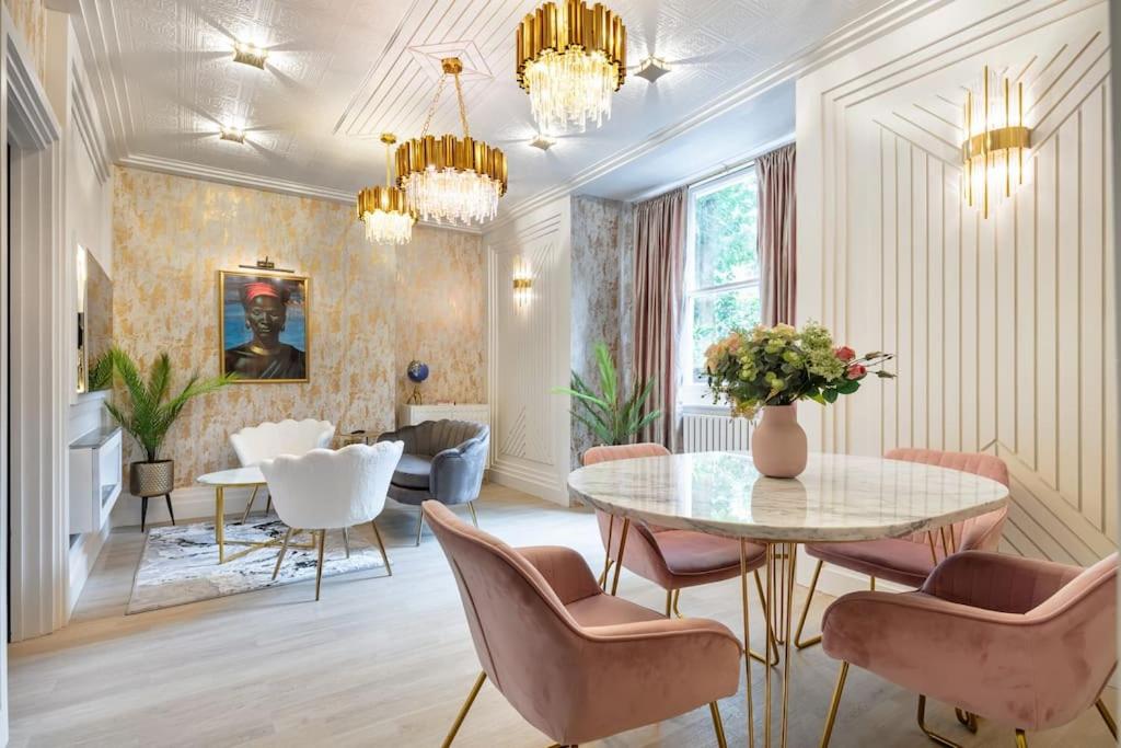 ロンドンにある1LSR - High-End Luxury 2 Bed Designer Apartmentのリビングルーム(テーブル、椅子付)