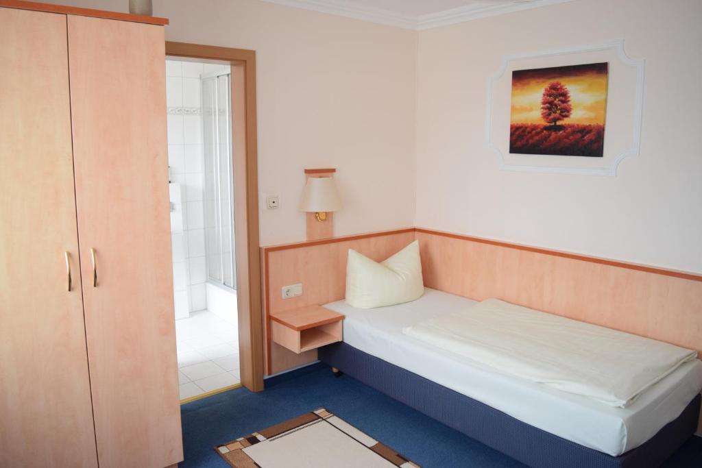 Postel nebo postele na pokoji v ubytování Gasthof zur Länd