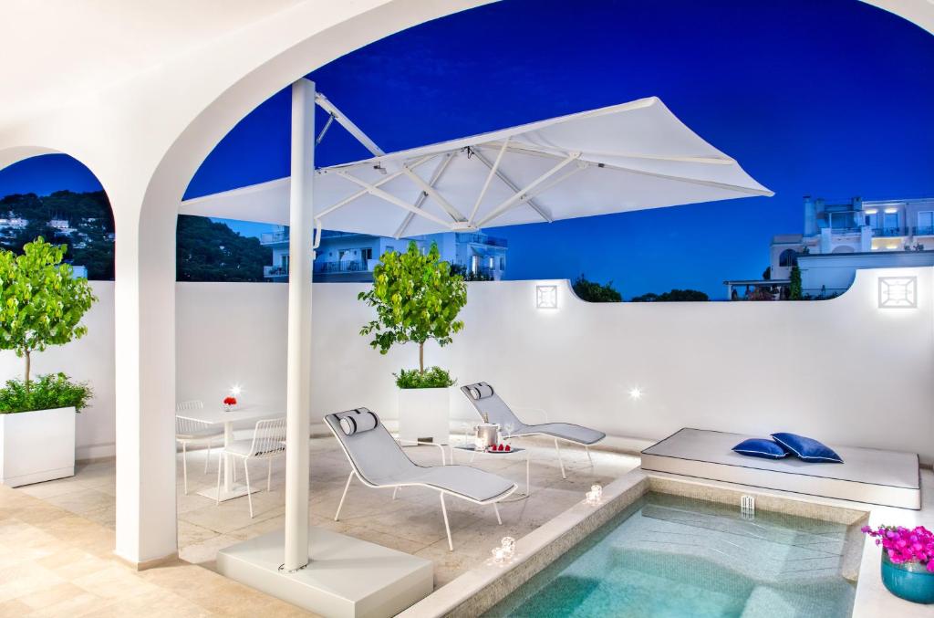 Bazén v ubytování Pazziella Garden & Suites nebo v jeho okolí