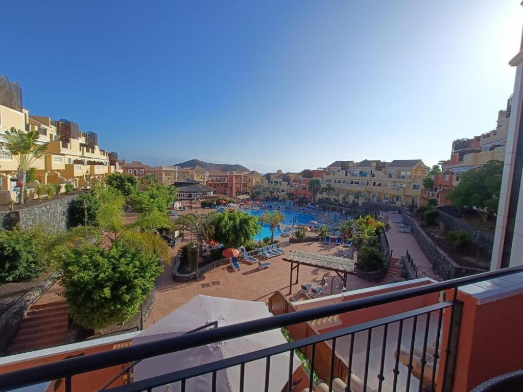 un balcón con vistas a la piscina en un complejo en Sunset apartment en El Guincho
