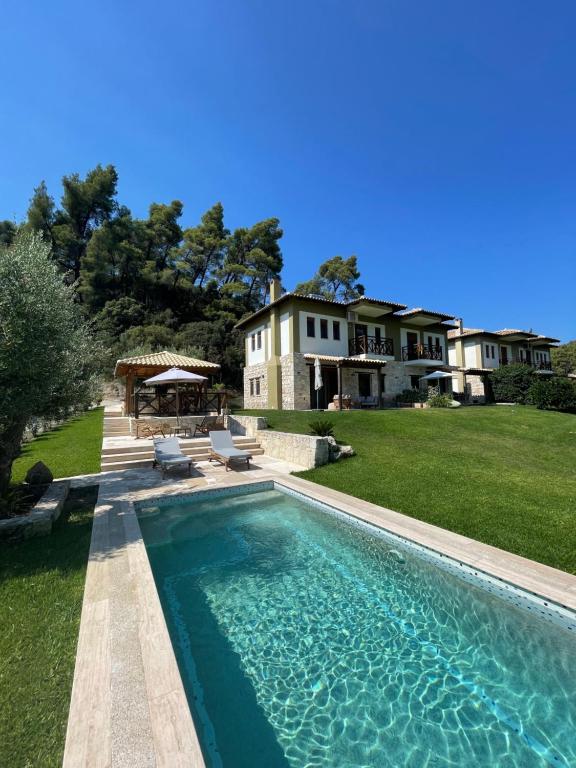 Bazén v ubytování Paralia Homes cheerful 2 bedroom with pool, unit #1 nebo v jeho okolí