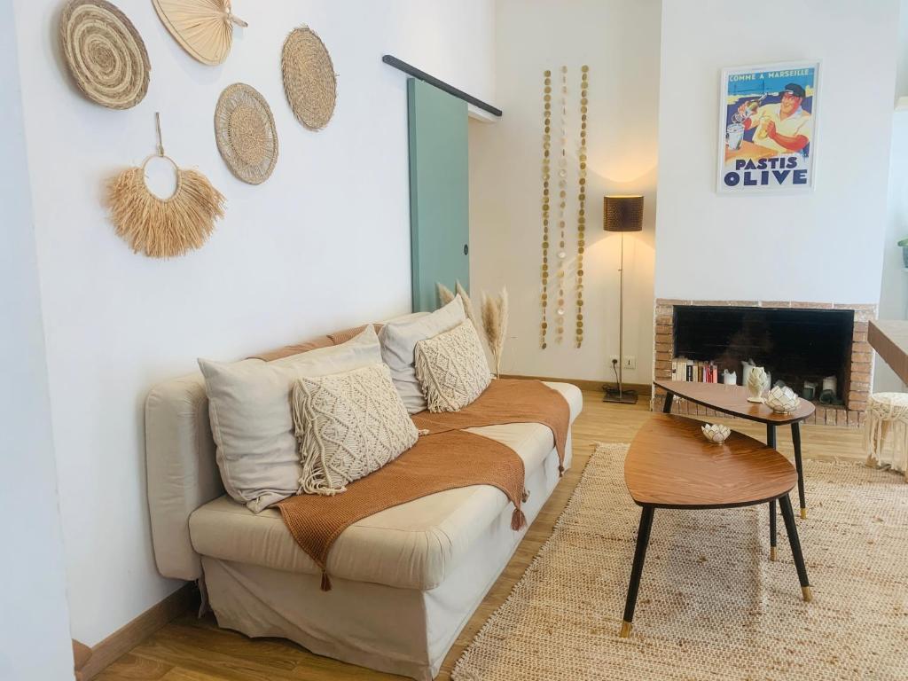 un salon avec un canapé et une cheminée dans l'établissement Un havre de paix marseillais, à Marseille