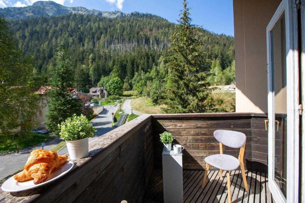- un plateau de petit-déjeuner composé de croissants sur le balcon d'une maison dans l'établissement Résidence Grand Roc - Campanules 101 - Happy Rentals, à Chamonix-Mont-Blanc