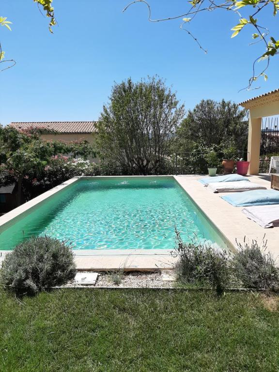 uma piscina no quintal de uma casa em Chambre d'hôte Villelaure em Villelaure