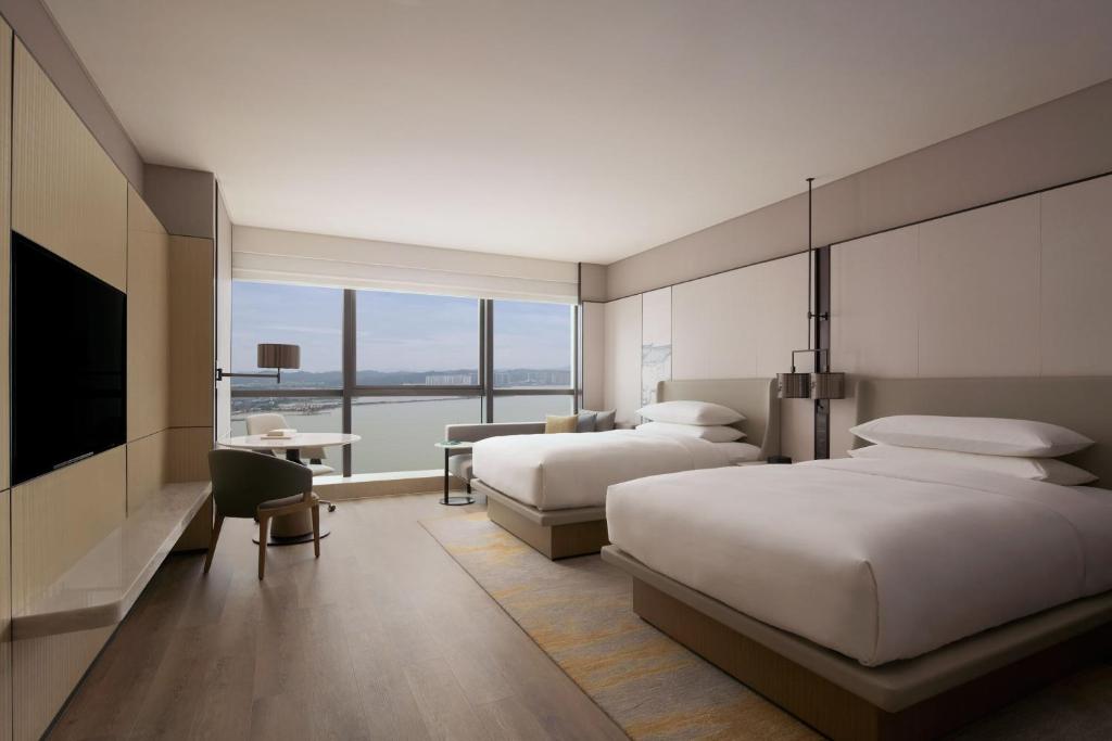 Postel nebo postele na pokoji v ubytování Shantou Marriott Hotel