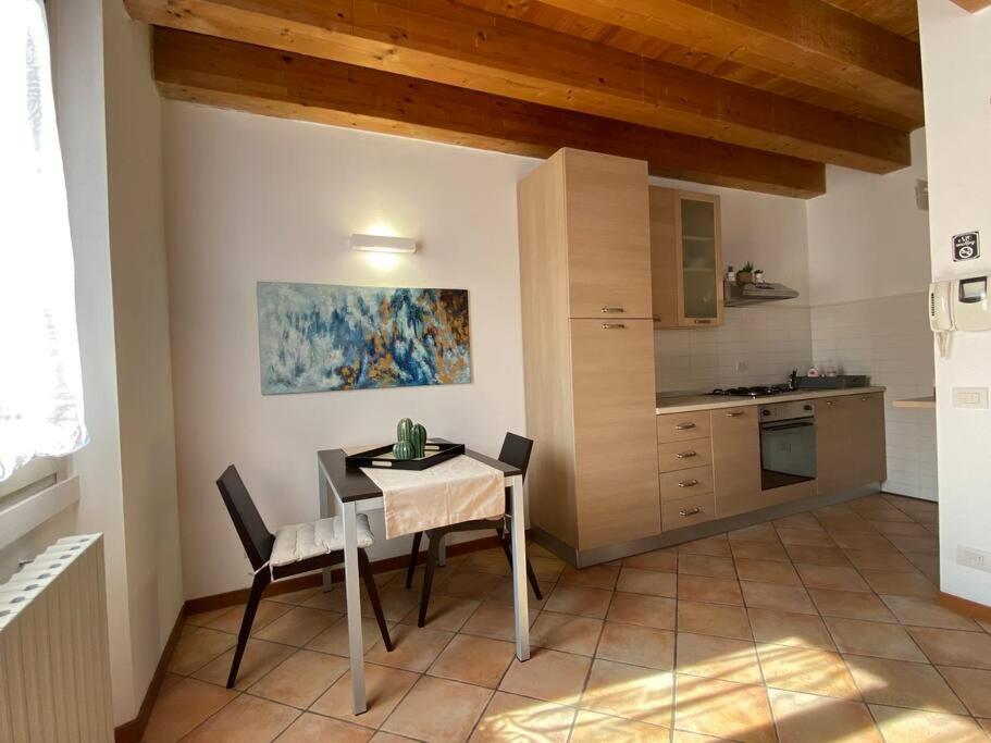 a dining room with a table and a kitchen at Casa Annais in zona Ospedale, Autodromo, parco in Monza