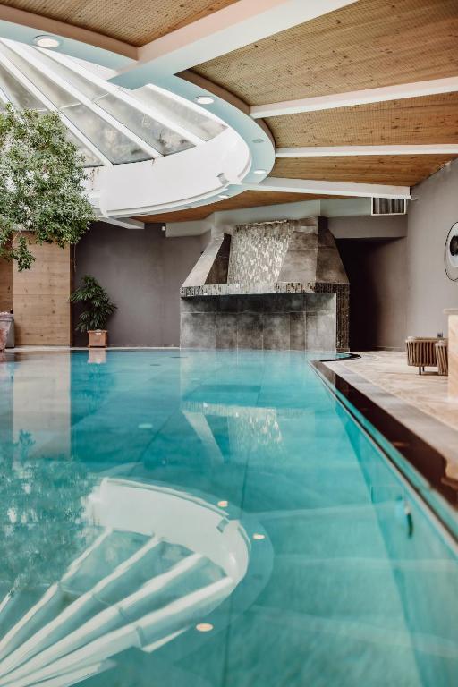 The swimming pool at or close to Alpina Alpendorf