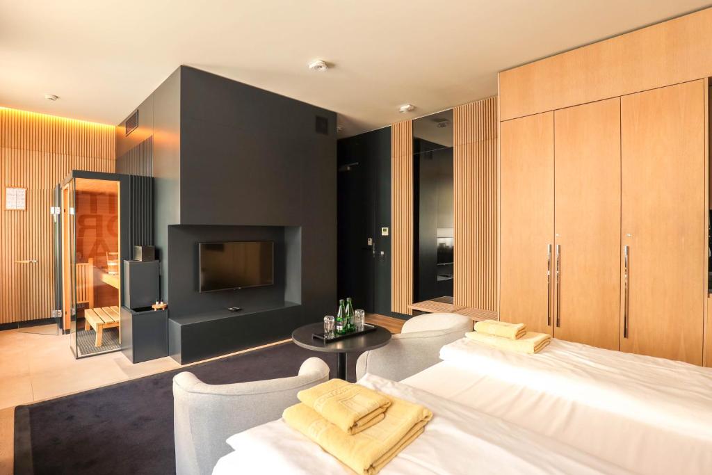 ein Schlafzimmer mit einem großen Bett und einem TV in der Unterkunft Ilonn Boutique Limanowskiego in Posen