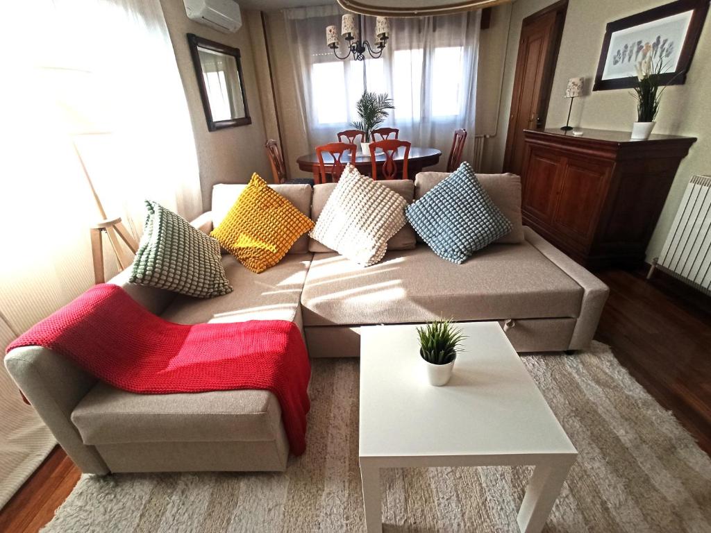 un soggiorno con divano e tavolo di LA BOTICA DEL MONASTERIO a Sahagún