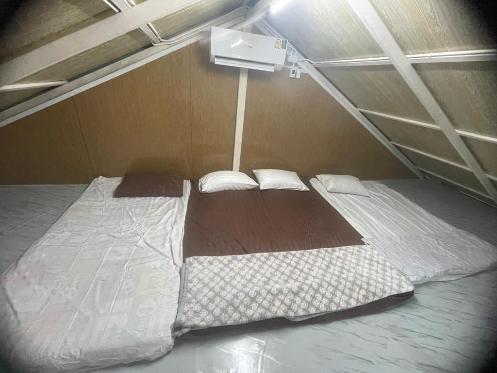 um quarto com 2 camas numa tenda em Airport Bangkok Villa em Ban Siyek Hua Take