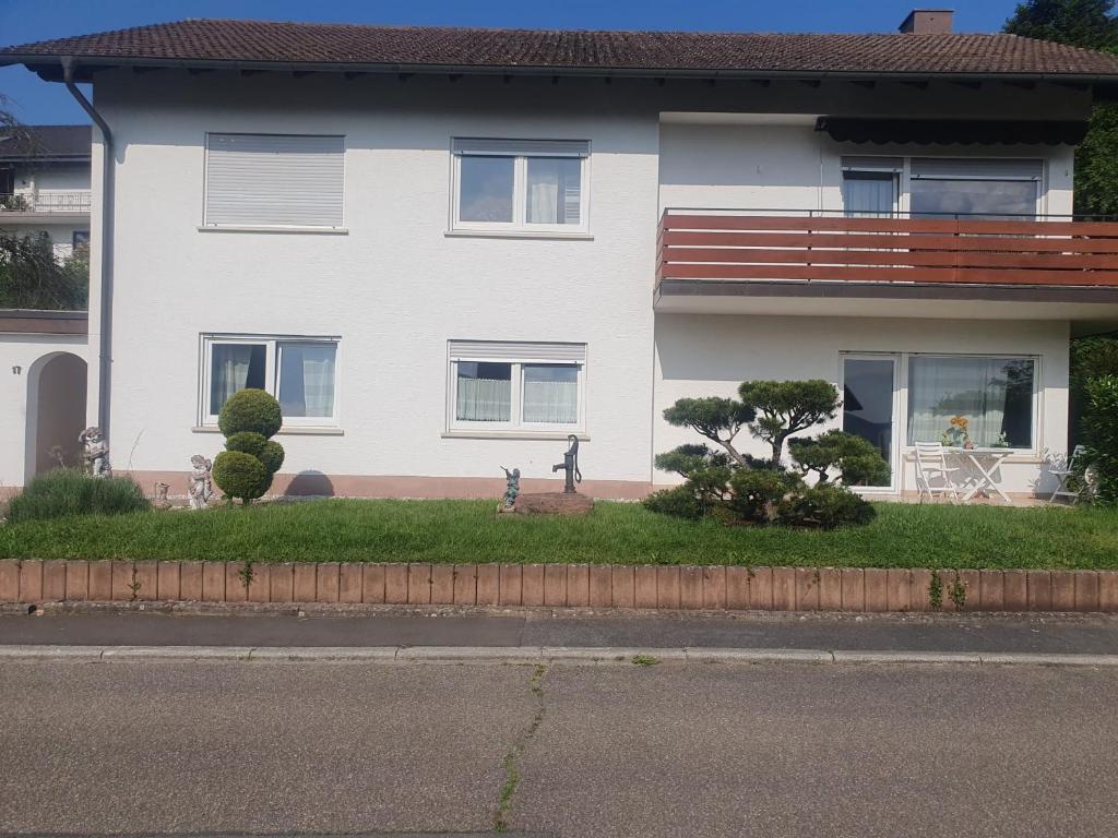 une maison blanche avec une clôture devant elle dans l'établissement Ferienwohnung Freudenberg, à Freudenberg am Main